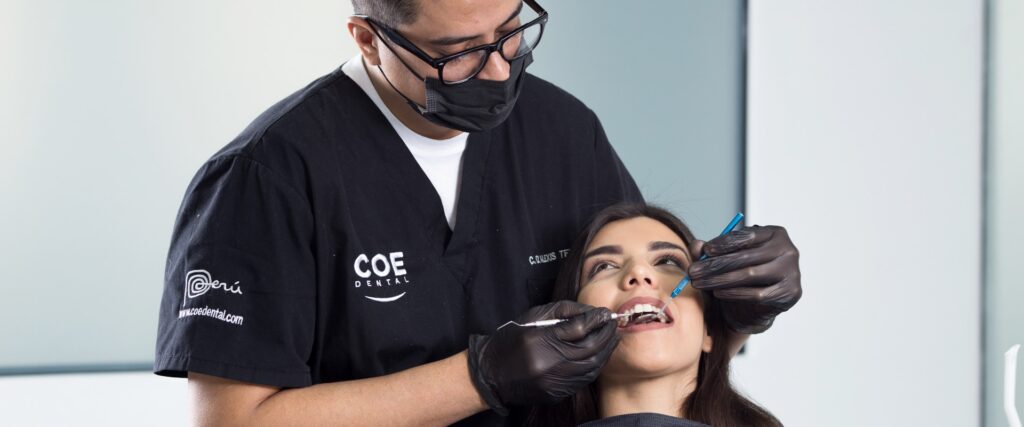 Mujer sometiéndose a un proceso de endodoncia.