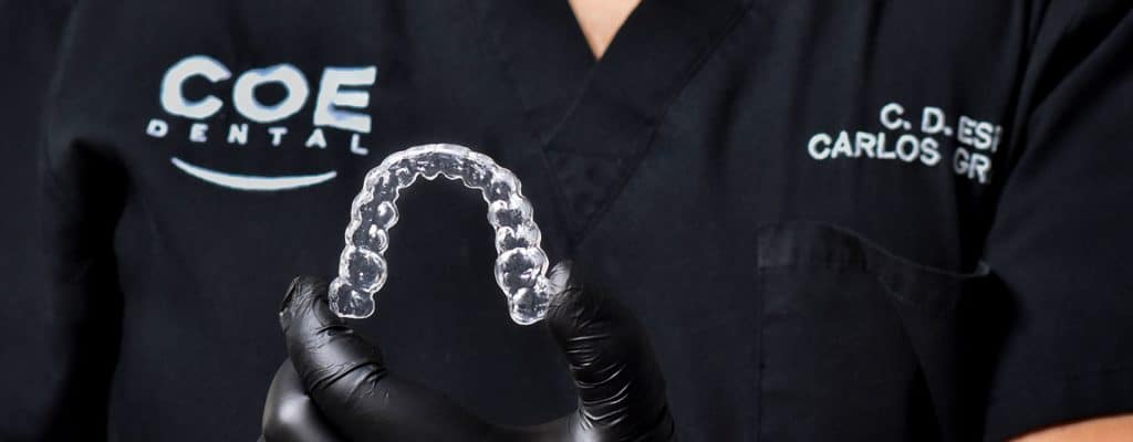 Los alineadores transparentes son parte de la ortodoncia invisible.