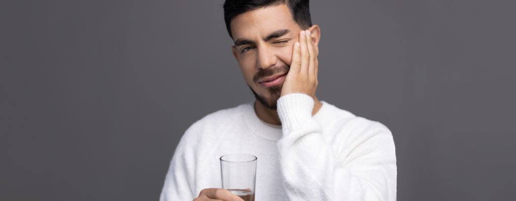 Joven con malestar por caries dental.