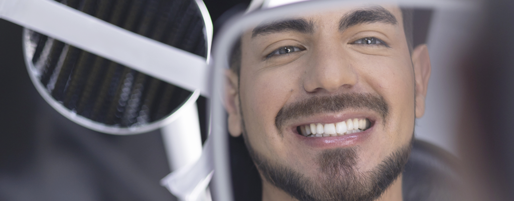 Joven sometiéndose a un proceso de estética dental.