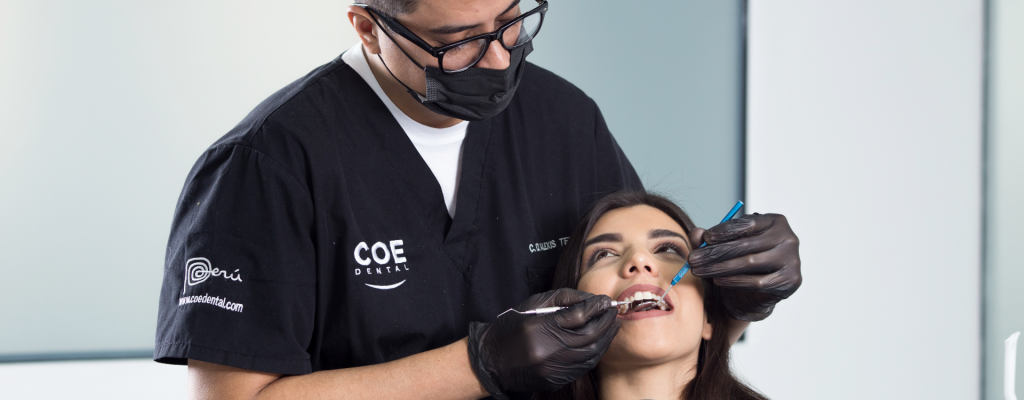 Mujer sometiéndose a una profilaxis dental.