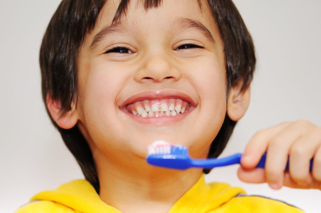 niño con correcta higiene dental infantil