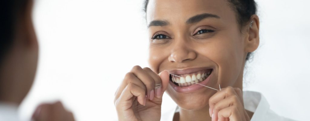 En este artículo, abordaremos el uso del hilo dental en la salud bucal.