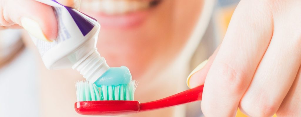 En este artículo aprenderemos sobre la importancia del flúor dental en la salud bucal: sus propiedades, para qué sirve, formas de aplicación y los beneficios que brinda a quienes lo usan.