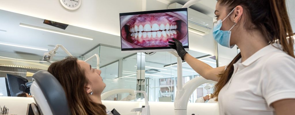 En este artículo conocerás sobre las especialidades en odontología más comunes para saber cómo elegir al especialista correcto.