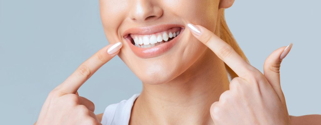 En este artículo conoceremos la odontología estética: en qué consiste, por qué es importante, los tratamientos que incluye y los beneficios que brinda a los pacientes.