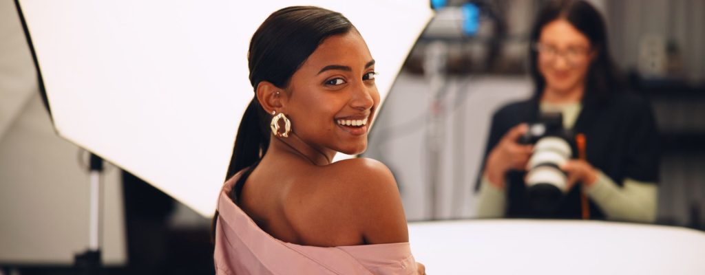 Saber cómo sonreír para una foto no es una habilidad con la que todos nacemos, pero sí puedes perfeccionarla con técnica y confianza.