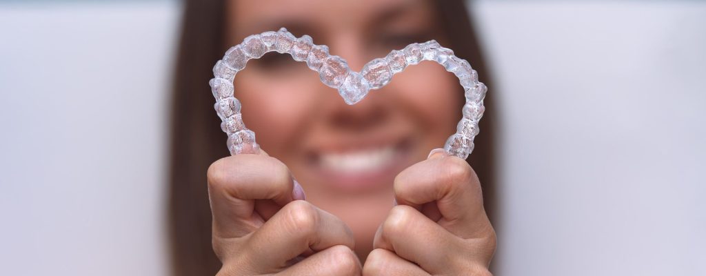 En este artículo aprenderemos sobre los alineadores dentales: en qué casos se recomiendan, cómo es el procedimiento y cómo cuidarlos.