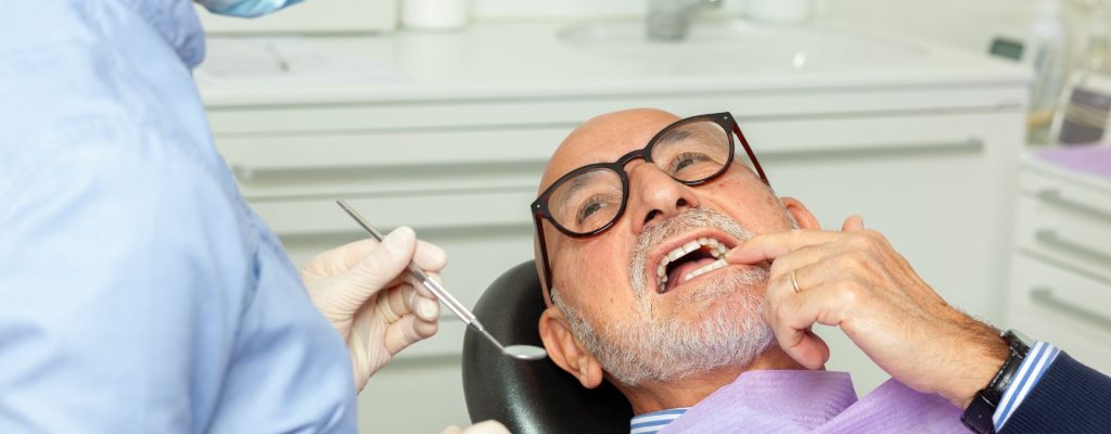 Conoce los problemas dentales más comunes que afectan a la población y por qué debes acudir a chequeos odontológicos regulares.